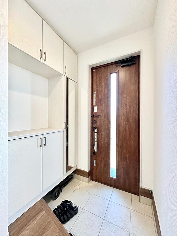 ミラー付きシューズボックスはお出かけ前の身だしなみチェックに便利