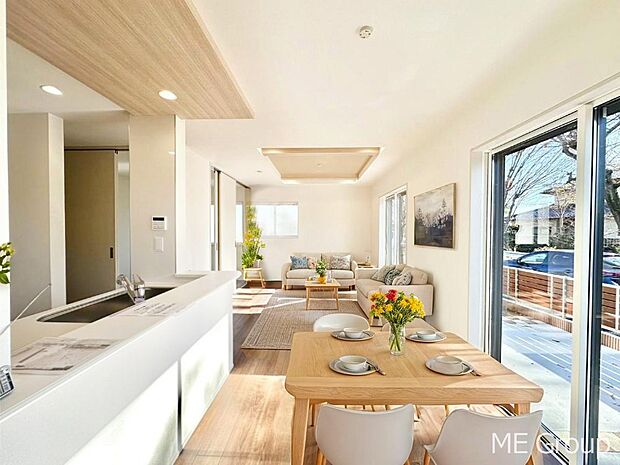 ご家族の賑やかな話し声で包まれる明るいリビング  ※家具はCGです  