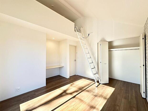 お部屋を有効活用できるロフト付き！広々空間でゆったりリラックスタイム！