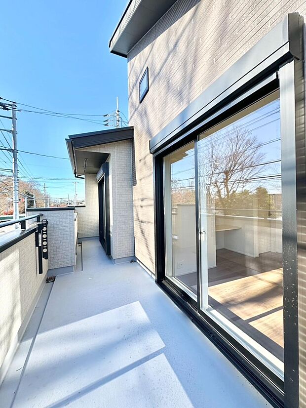 南向きのバルコニー！ご家族の洗濯物はもちろん、お布団もたっぷり干せます！