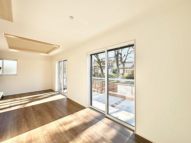 日当たりの良いリビング。お気に入りのグリーンを飾れば更に心地よさがアップ！