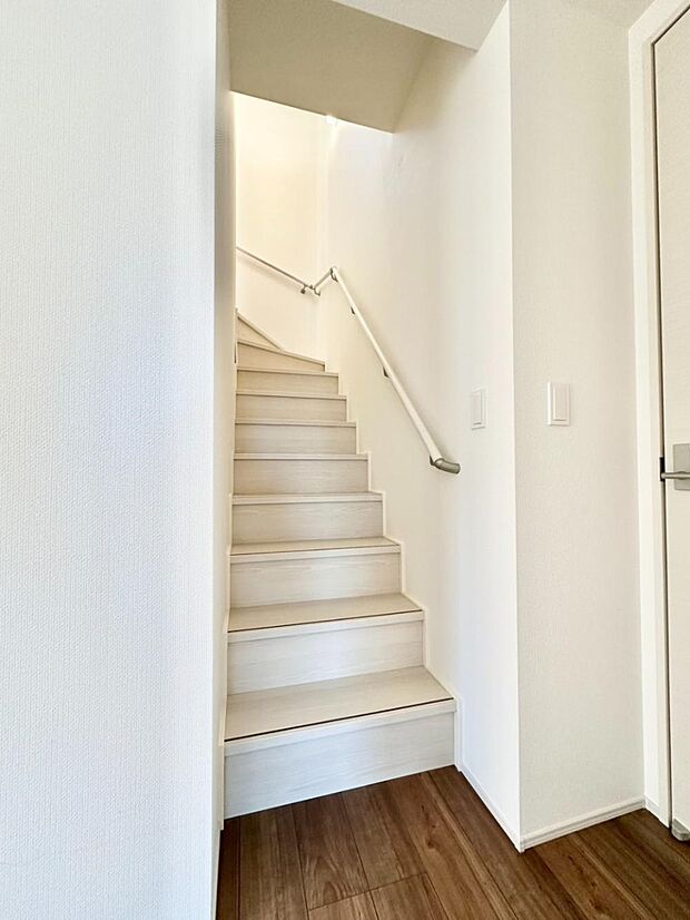 階段は手すり付きなので小さなお子さまやご高齢の方も安心です