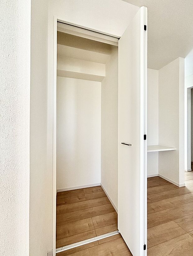 リビング収納とカウンター。散らかりがちなリビングもスッキリと保てますね。