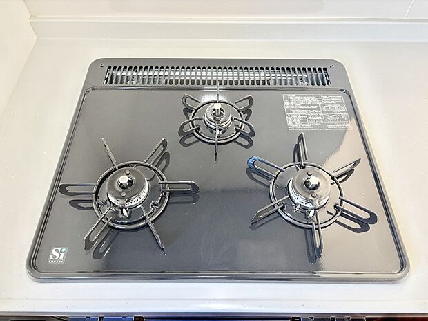 ガスコンロはSiセンサー搭載。火力調節や焦げ付き・消し忘れも防いでくれます。