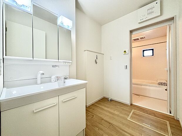 清潔感ある洗面化粧室で朝の身支度も快適