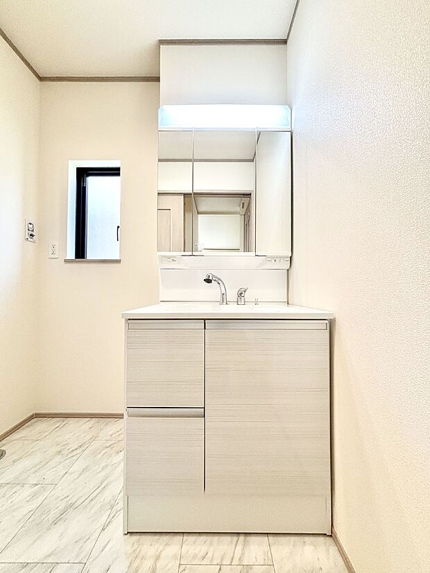 大きく見やすい三面鏡で清潔感ある洗面台は、身だしなみチェックや肌のお手入れにおすすめです。