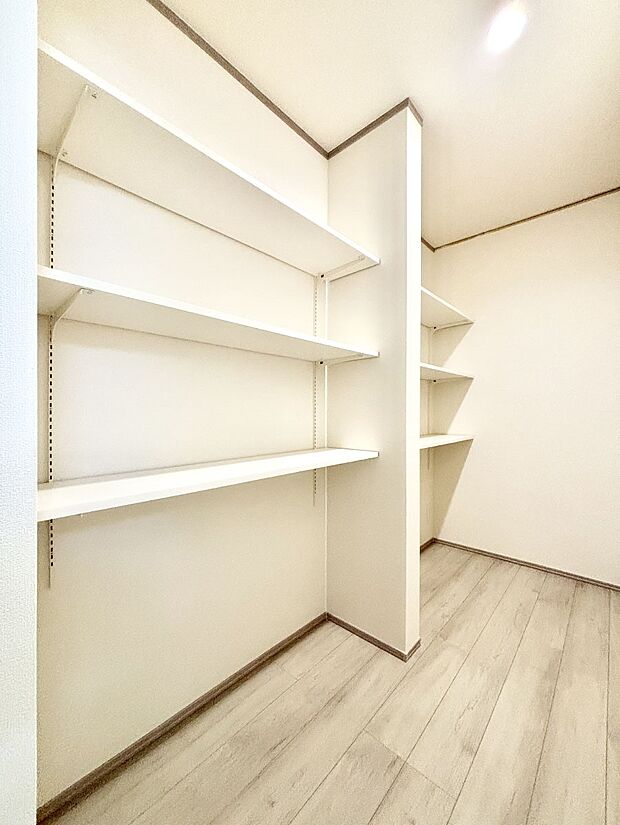 キッチンにはパントリー!食材のストックはもちろん、日用品の収納など使い方はいろいろ!