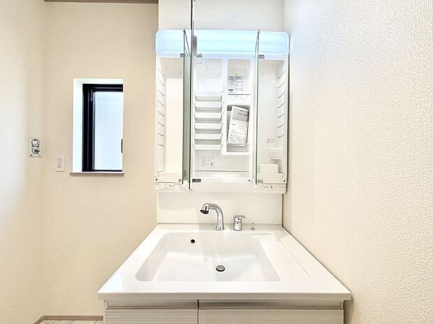 三面鏡の裏に、化粧品や衛生用品などを収納可能。洗面台をすっきりと保ちます!