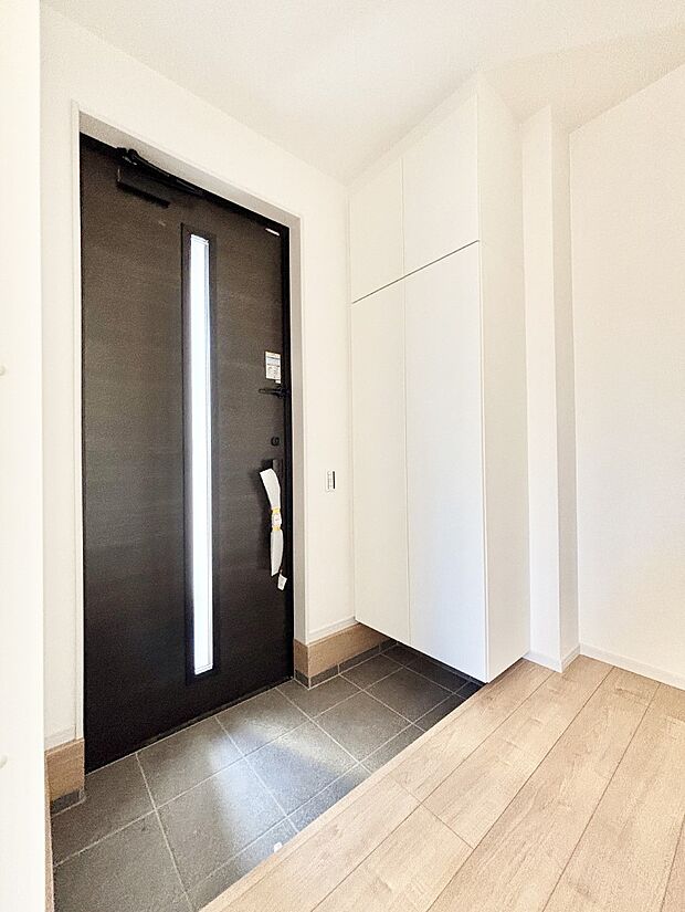 天井まである玄関収納で、家族全員の靴もすっきり収納！ 