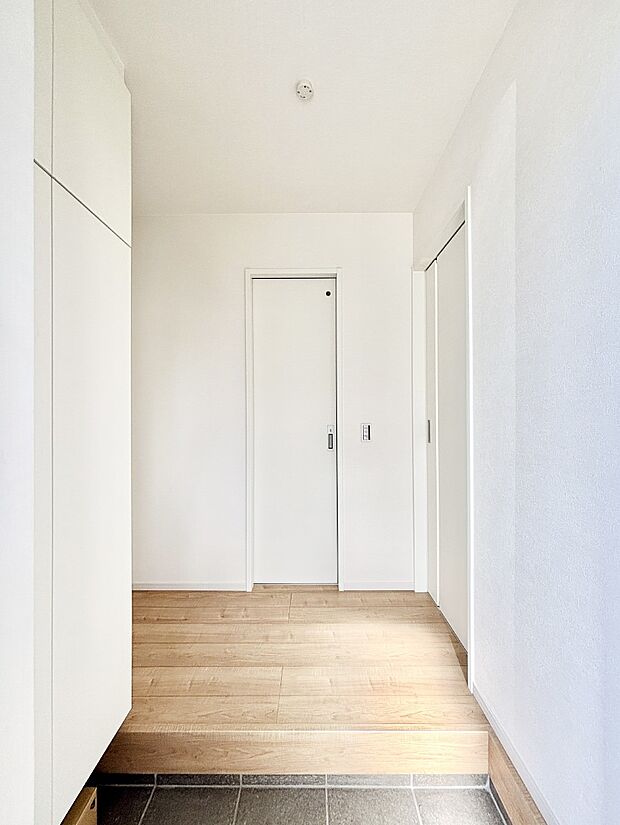 明るい玄関はお客様をお出迎えするのにぴったりです！ 