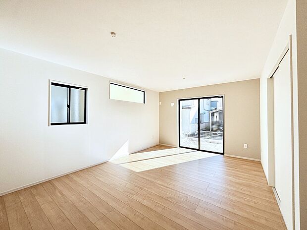 大きな窓からたっぷりの陽光と風を感じられるリビング  