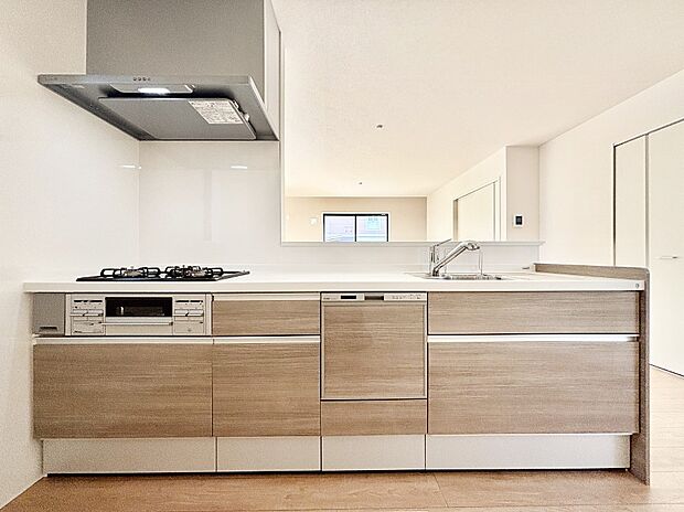 リビングを見渡せる人気のカウンターキッチン。 家族を見守りながら家事をすることができます。