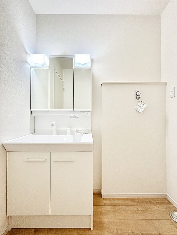 大きく見やすい三面鏡で清潔感ある洗面台は、身だしなみチェックや肌のお手入れにおすすめです。 