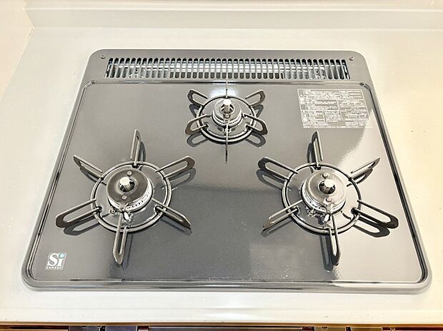 ガスコンロはSiセンサー搭載。火力調節や焦げ付き・消し忘れも防いでくれます。