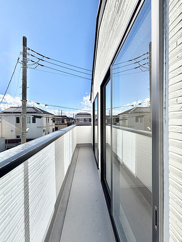 南向きのバルコニー！ご家族の洗濯物はもちろん、お布団もたっぷり干せます！