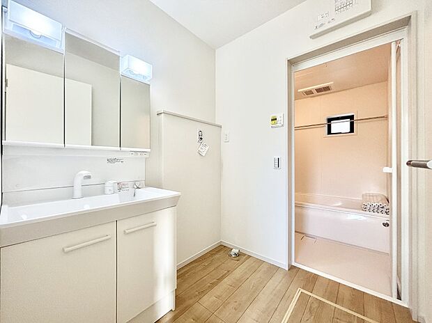 清潔感ある洗面化粧室で朝の身支度も快適