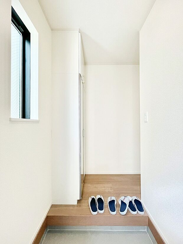 いつもきれいにしておきたい玄関ですね。