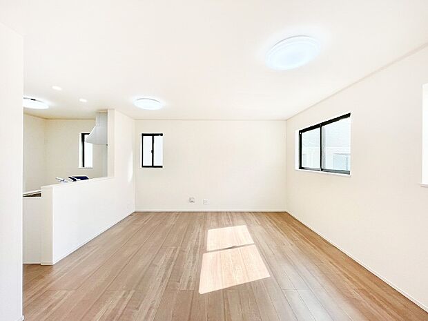 ご家族の賑やかな話し声で包まれる明るいリビング