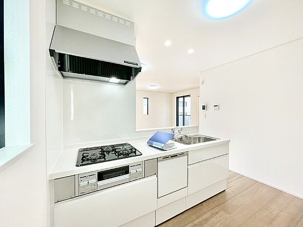 リビングで遊ぶお子様を見守りながらお料理ができる対面キッチン。