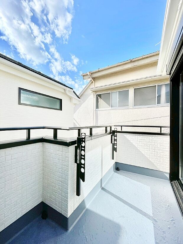 ゆったりバルコニーだから沢山お洗濯ものを干せます。