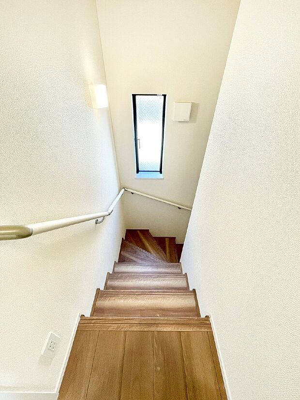 安全性を考慮し階段には手すりを設置しています