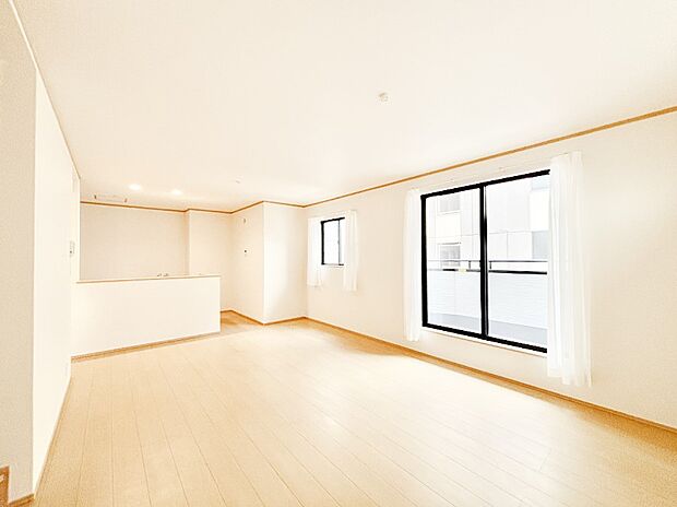 明るい陽光が注ぎ、寛ぎの雰囲気に満たされるリビング・ダイニング。