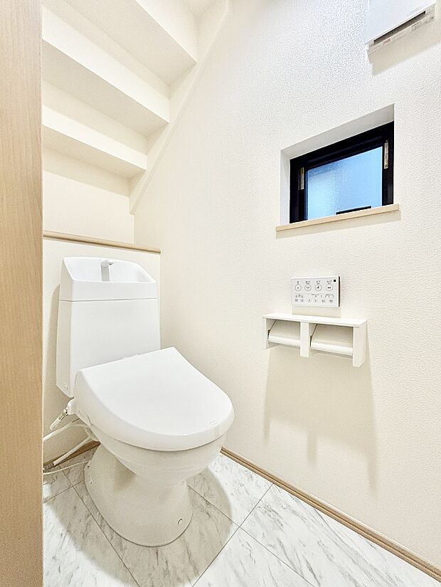 明るく清潔感のあるトイレです。