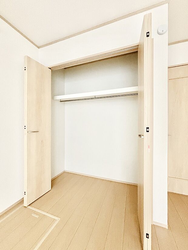 洋室のクローゼット。奥行きがあるので厚手の衣類もすっきり収まります。