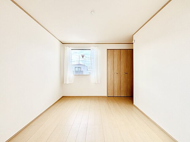 窓からのやさしい光が心地よいプライベートルーム