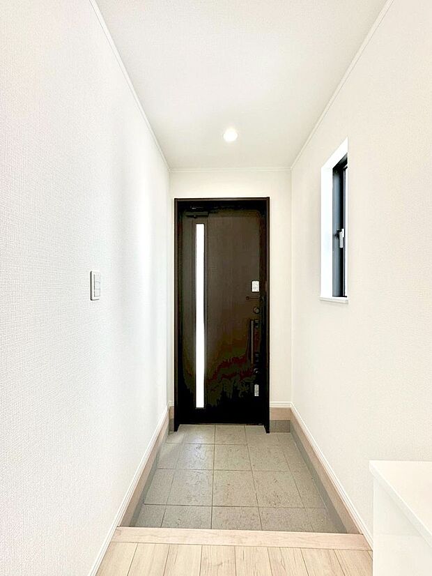 明るい玄関はお客様をお出迎えするのにぴったりです！ 