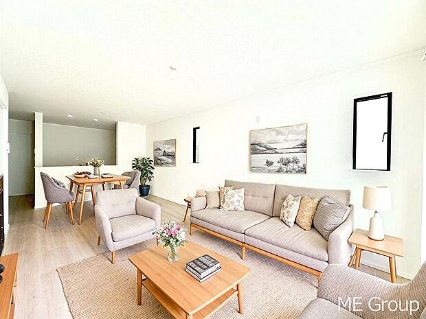 ご家族の賑やかな話し声で包まれる明るいリビング ※家具はCGです