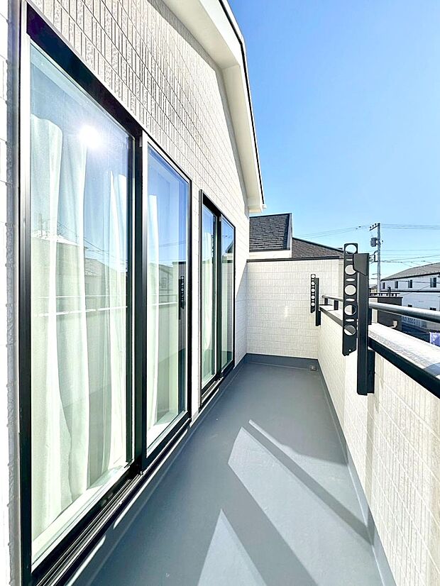 暖かな陽光が降り注ぐバルコニーはお洗濯におすすめ。爽やかな風も心地よいです。 