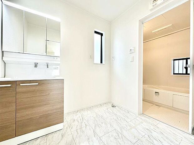 清潔感のある快適空間です。毎日の身支度も気持ち良くお使い頂けます。 