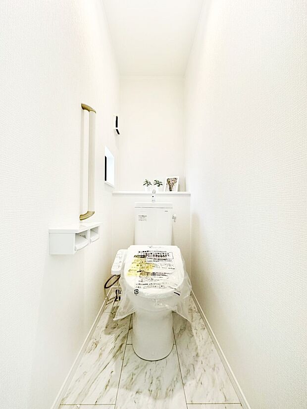 明るく清潔感のあるトイレです。 