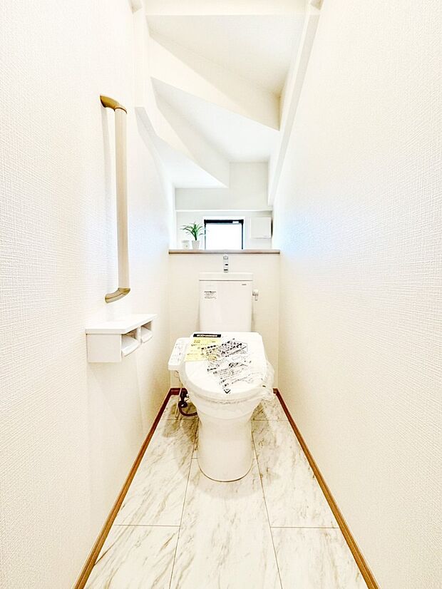 清潔感あるシャワートイレ。小窓から光が注ぎ込みます!