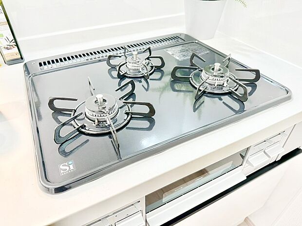 ガスコンロはSiセンサー搭載。火力調節や焦げ付き・消し忘れも防いでくれます。