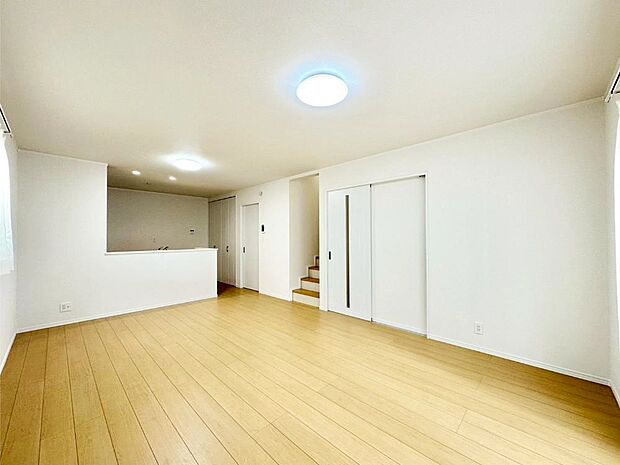 明るい陽光が注ぎ、寛ぎの雰囲気に満たされるリビング・ダイニング。  