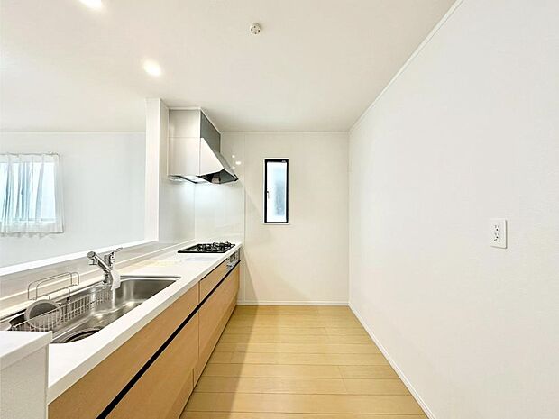 爽やかな風が通り抜けるキッチン。窓があるので明るく換気にも役立ちます。