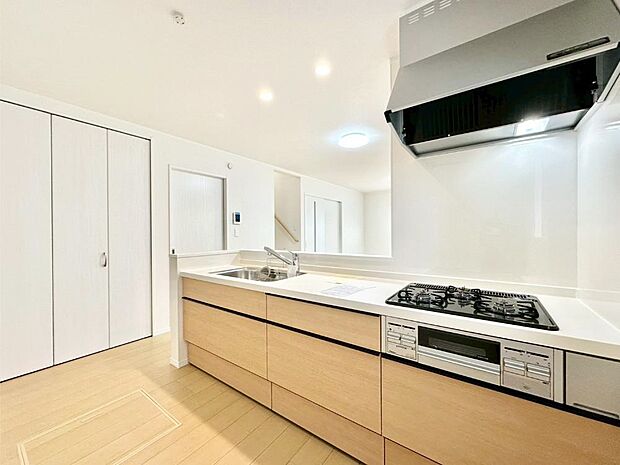 料理をしながらでもご家族との会話を楽しめる対面キッチン 