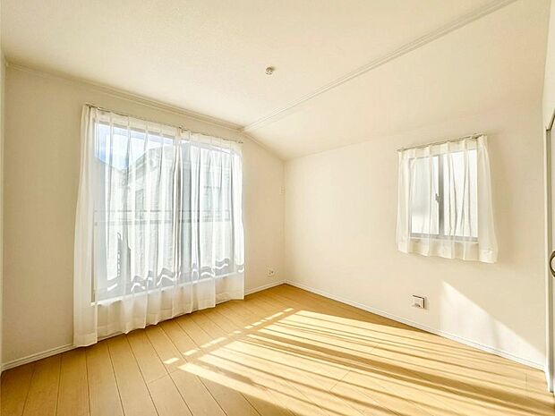 明るいバルコニーサイドに洋室を設置。目覚めの良い寝室に。    