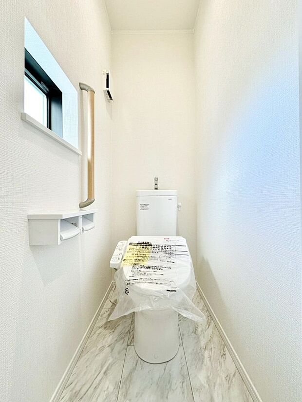 明るく清潔感のあるトイレです。