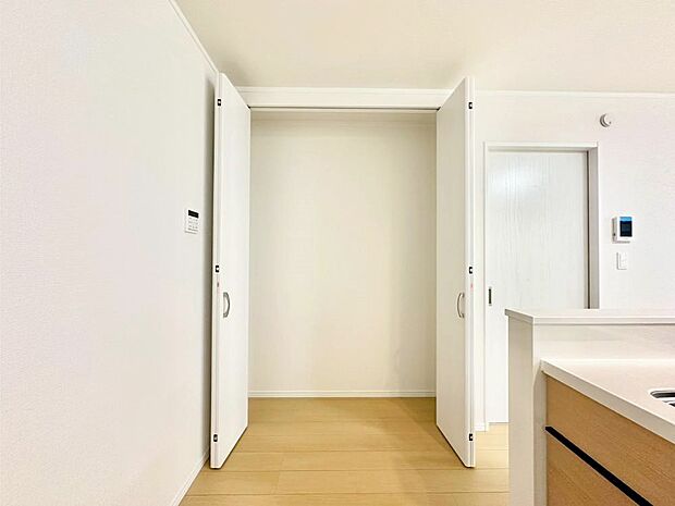 キッチン横収納!食材のストックはもちろん、日用品の収納など使い方はいろいろ