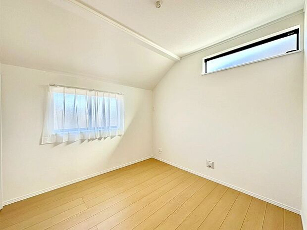 窓からのやさしい光が心地よいプライベートルーム