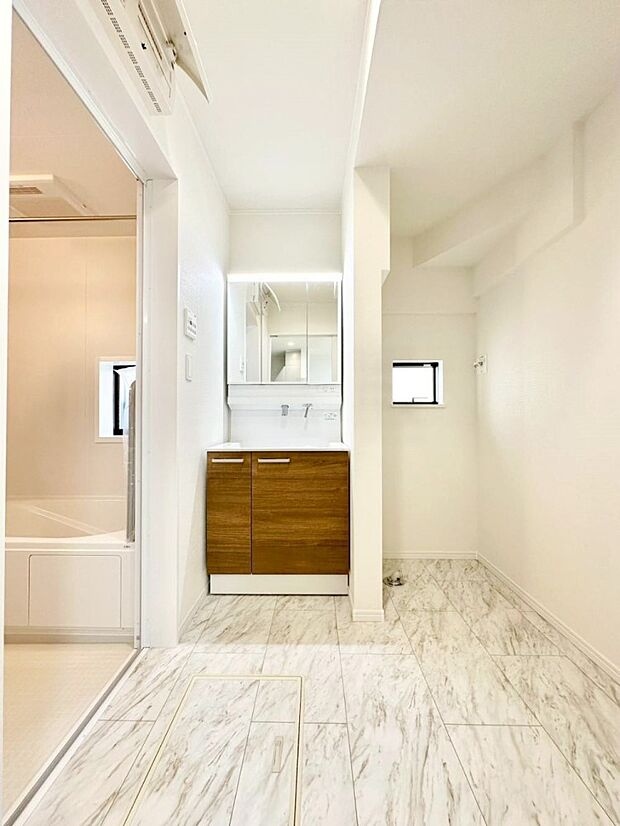 身支度もスムーズにおこなえる脱衣場       