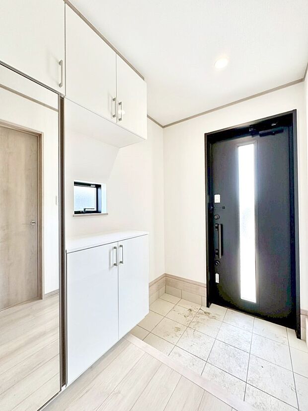 ミラー付きシューズボックスはお出かけ前の身だしなみチェックに便利