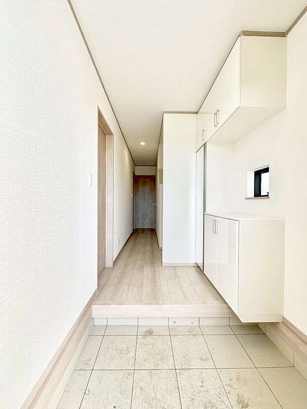 飾り棚を利用して、お越しいただくお客様をおもてなしできます。