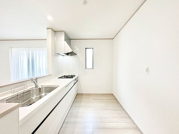 爽やかな風が通り抜けるキッチン。窓があるので明るく換気にも役立ちます。