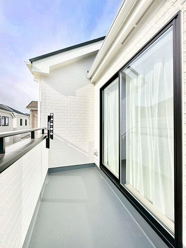 ゆったりバルコニーだから沢山お洗濯ものを干せます。