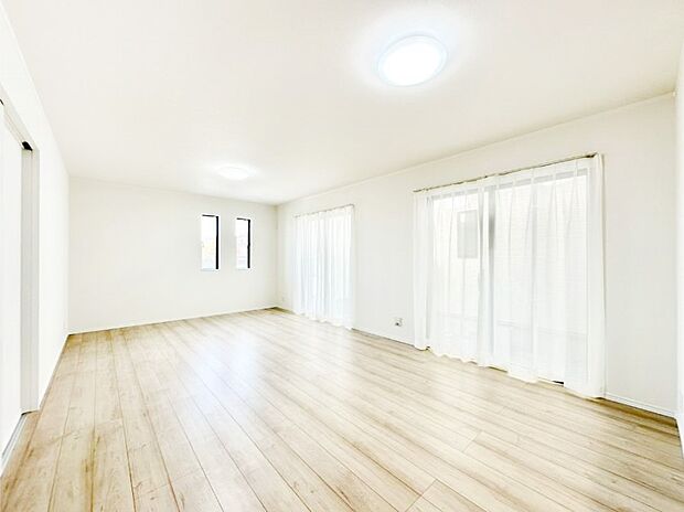 明るい陽光が注ぎ、寛ぎの雰囲気に満たされるリビングダイニング