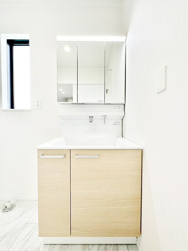 三面鏡キャビネット・シャワー付き洗面化粧台で忙しい朝の身支度もスムーズに!